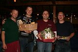 Vorstand Konrad Stinglhammer mit den Gewinnern des Weinquiz