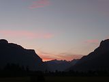 Blick vom Hotel auf die Berge im Morgenrot