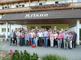 Kurz vor der Abfahrt vom Hotel noch ein Gruppenfoto - mit roter Werkzeugtasche