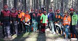 Die gesamten Teilnehmer am Motorsägenlehrgang mit Lehrgangsleiter und Forstwirtschaftsmeister Bernhard Gruber (vorne links) . Außerdem hinten links 1. Kdt. der FFW Peterskirchen Manuel Riepl und hinten Mitte Bgm. von Egglham Hermann Etzel