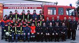 Die Teilnehmer der Truppmannschulung Teil 1 nach der Prfung vor dem Feuerwehrhaus in Egglham. Auf dem Foto rechts, die anwesenden Kommandanten der teilnehmenden Feuerwehren, Brgermeister Peter Plank, Prfer Alois Ortmeier, Prfer Rudolf Heldak und KBM Max Kirschner.