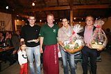Vorstand Konrad Stinglhammer mit den Gewinnern des Weinquiz. 1. Platz und Weinknigin 2013, Carolin Widl, 2. Platz Johann Widl (rechts) und der Drittplatzierte Thomas Lindlbauer