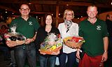 Vorstand Konrad Stinglhammer (rechts) mit den Gewinnern des Weinquiz. 1. Platz und Weinknigin 2014, Agnes Emmer (2. v. l.), 2. Platz Max Hausruckinger (links) und die Drittplatzierte Manuela Lipp  (2. v. r.)