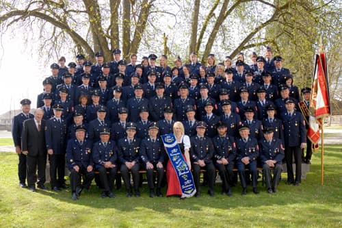 Gruppenfoto der Feuerwehr Peterskirchen als Patenverein beim Feuerwehrfest in Baumgarten 2009