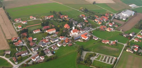 Luftbild von Peterskirchen im Jahr 2007